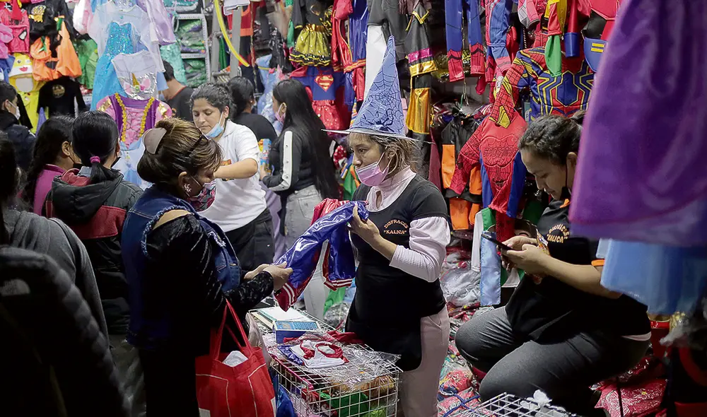 Reactivación. Comerciantes de Lima y provincias invierten entre S/5.000 y S/6.000 para sus campañas del 31 de octubre. Foto: Gerardo Marín/ La República Reactivación. Comerciantes de Lima y provincias invierten entre S/5.000 y S/6.000 para sus campañas del 31 de octubre. Foto: Gerardo Marín/ La República