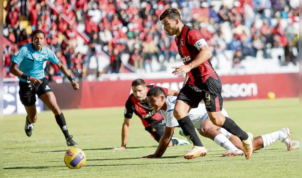 Molestia. Cuesta fue cambiado y se mostró ofuscado por el mal resultado. Foto: La República Molestia. Cuesta fue cambiado y se mostró ofuscado por el mal resultado. Foto: La República