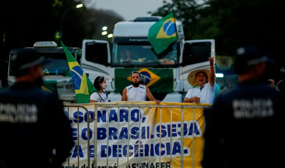 Según el Ministerio de Infraestructura, la Policía Federal de Carreteras estaba interviniendo para liberar las vías y aún restaban “47 puntos con obstrucción”. Foto: Clarín Según el Ministerio de Infraestructura, la Policía Federal de Carreteras estaba interviniendo para liberar las vías y aún restaban “47 puntos con obstrucción”. Foto: Clarín