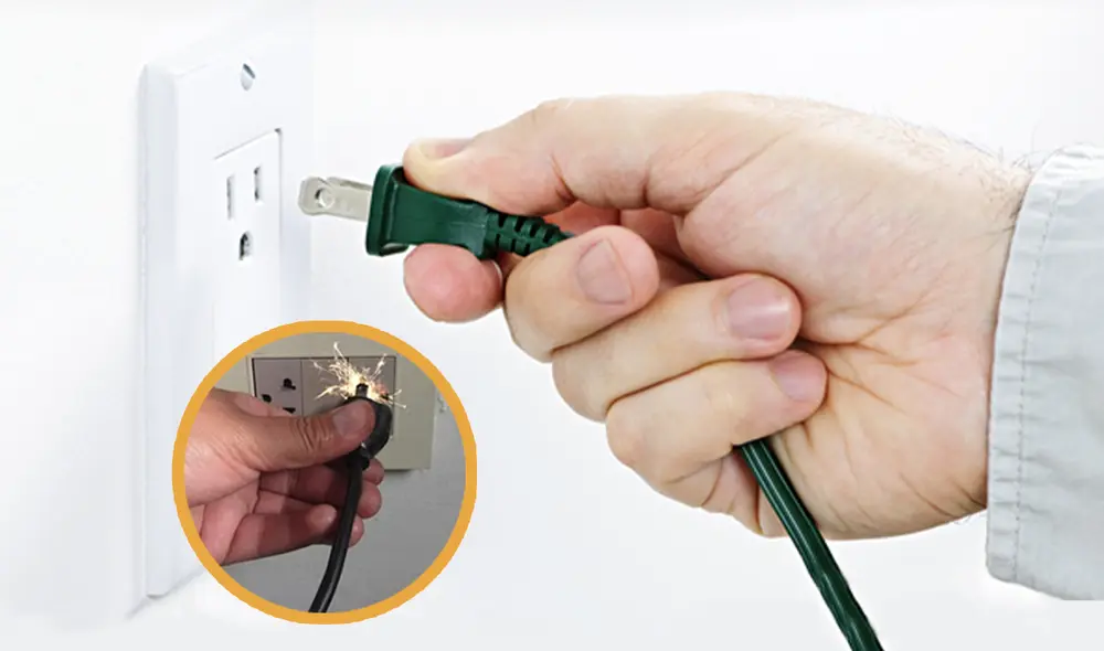 ¿Cuán riesgoso es tener tomacorrientes que sacan chispas? Foto: composición LR/JDElectric/Easyfix Perú ¿Cuán riesgoso es tener tomacorrientes que sacan chispas? Foto: composición LR/JDElectric/Easyfix Perú