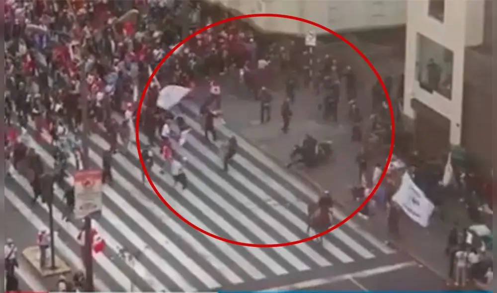 Manifestantes atacan a Policía montada. Foto: composición LR/Captura Canal N Manifestantes atacan a Policía montada. Foto: composición LR/Captura Canal N