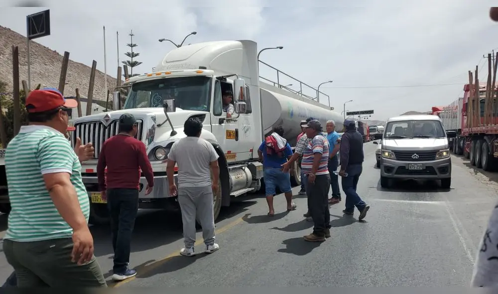 Un grupo de transportistas intentó desinflar las llantas y se generó un enfrentamiento. Foto Leonela Aquino URPI - LR Un grupo de transportistas intentó desinflar las llantas y se generó un enfrentamiento. Foto Leonela Aquino URPI - LR
