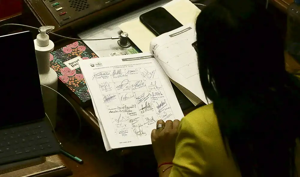 Otro bloque. Legisladores que defienden la reforma universitaria estuvieron recolectando firmas el jueves pasado en el pleno del Congreso. No cederán a maniobras. Foto: Gerardo Marín/La República Otro bloque. Legisladores que defienden la reforma universitaria estuvieron recolectando firmas el jueves pasado en el pleno del Congreso. No cederán a maniobras. Foto: Gerardo Marín/La República