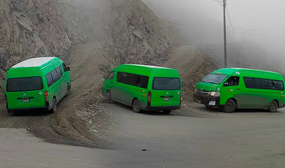 Vehículos de la Familia 22, conocidos como los 'Verdes', se desvían de la vía Pasamayito para entrar a su ruta habitual: por los cerros del asentamiento humano José Carlos Mariátegui, en SJL. Foto: composición de Fabrizio Oviedo/Omar Coca/URPI-LR