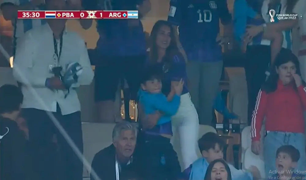 Tras anotar el gol argentino, Antonela Roccuzzo abrazó emotivamente a su hijo Ciro Messi. Foto: captura de TyC Sports