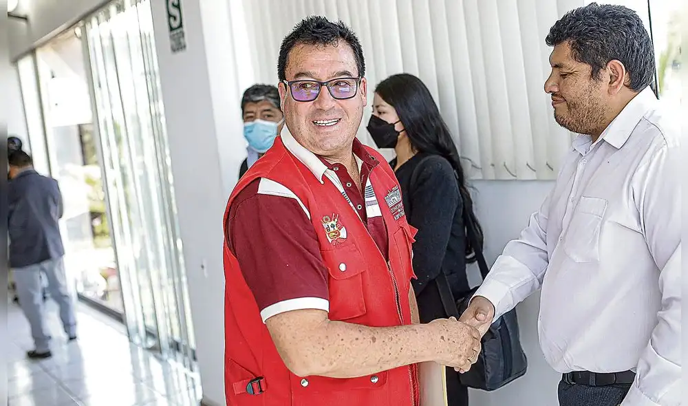 Rechazo. Congresista Edwin Martínez también afirmó que está en contra del adelanto de elecciones. Foto: Rodrigo Talavera/La República | Video: Canal N