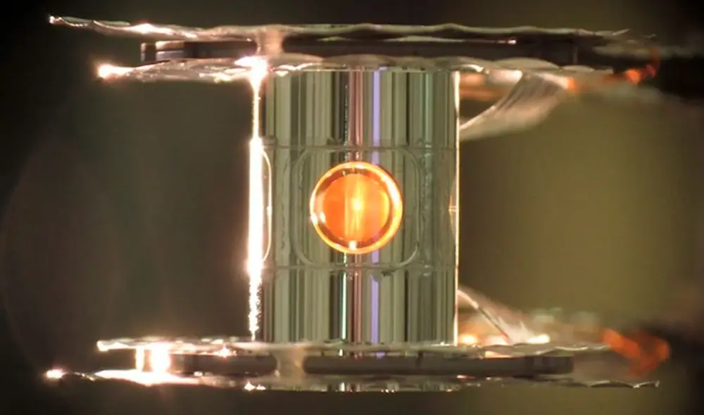 El cilindro de oro con la esfera de hidrógeno en el centro. En este sistema tiene lugar la fusión nuclear. Foto: NIF