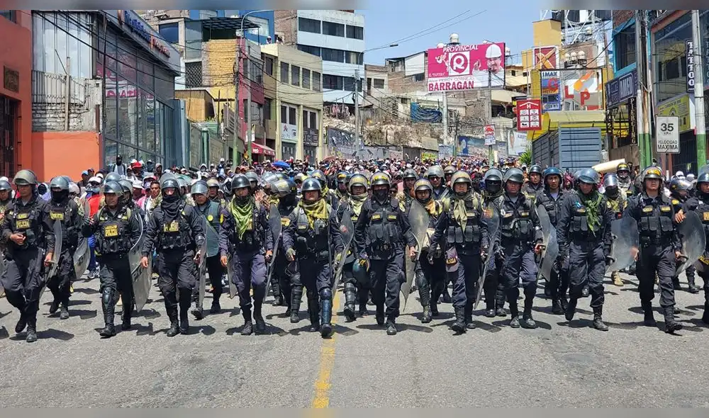 Agentes de la Policía resguardaron a los manifestantes este 14 de diciembre. Foto: Leonela Aquino/URPI