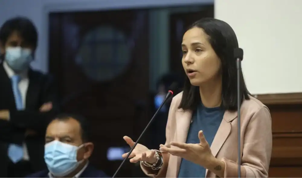 Sigrid Bazán denunció que el allanamiento de la PNP a locales del NP Y CPP es "arbitrario". Foto: GLR Sigrid Bazán denunció que el allanamiento de la PNP a locales del NP Y CPP es "arbitrario". Foto: GLR