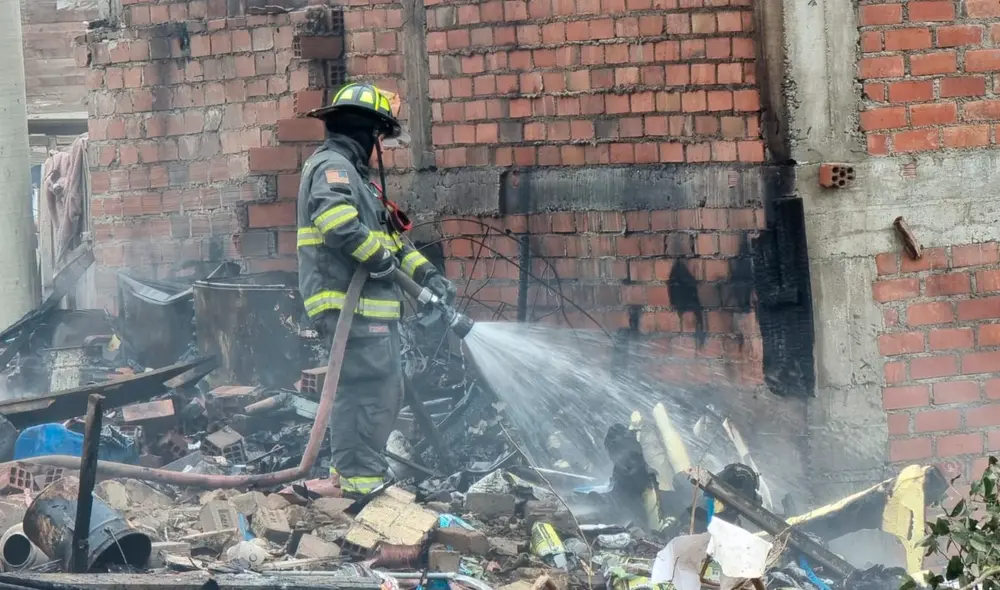 Bomberos estuvieron por horas apagando el fuerte incendio de Ventanilla. Foto: URPI-LR Bomberos estuvieron por horas apagando el fuerte incendio de Ventanilla. Foto: URPI-LR