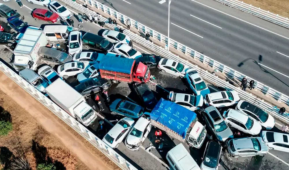 En la colisión se vieron envueltos autos y camiones. Foto: EFE / Video: La Vanguardia