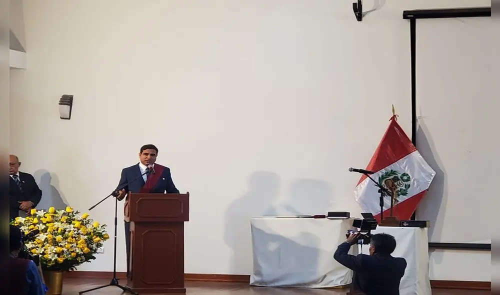 Gobernador regional se compromete a trabajar con especialistas de los colegios profesionales. Foto: Almendra Ruesta.