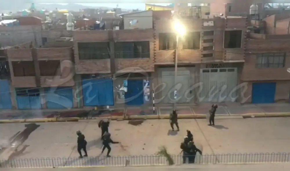 Enfrentamiento entre ciudadanos y policías se registran en Juliaca - Puno. Foto: captura La Decana Enfrentamiento entre ciudadanos y policías se registran en Juliaca - Puno. Foto: captura La Decana