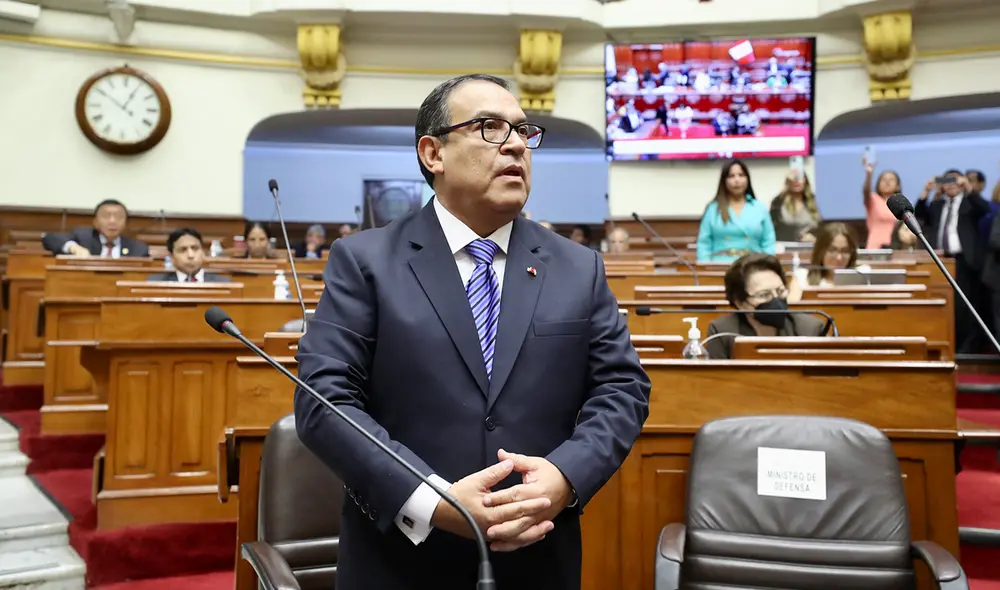 Otárola presidió el ministerio de Defensa al comienzo de las manifestaciones sociales que continúan pidiendo la remoción de la clase política. Foto: Congreso Otárola presidió el ministerio de Defensa al comienzo de las manifestaciones sociales que continúan pidiendo la remoción de la clase política. Foto: Congreso