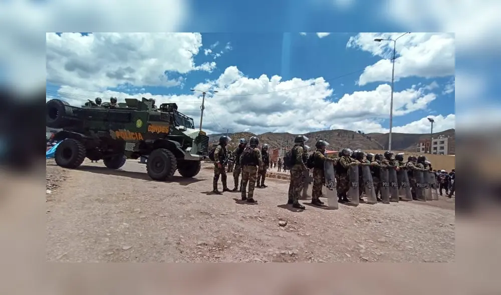 Agentes del orden protegen el aeropuerto Alejandro Velasco Astete de Cusco. Foto: Alexander Flores/URPI Agentes del orden protegen el aeropuerto Alejandro Velasco Astete de Cusco. Foto: Alexander Flores/URPI