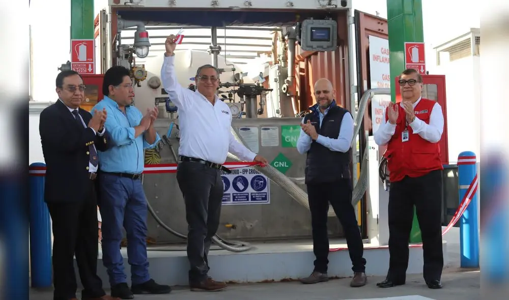 Ministro de Energía y Minas, Oscar Vera, felicitó la inversión de Calidda. Foto: difusión