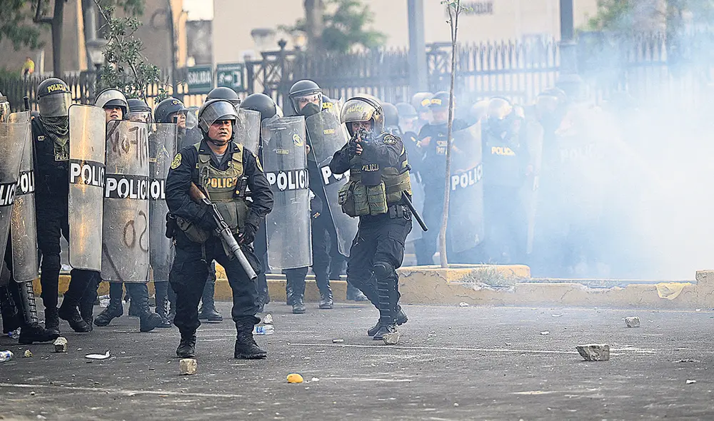 Se registra disparos de gases contra los manifestantes. Foto: AFP
