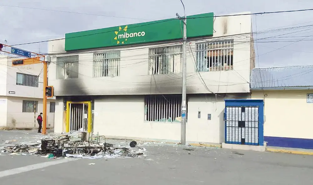 Vándalos. Así quedó la fachada de la microfi nanciera Mibanco, en la región Puno, luego de que fuera incendiada por quienes participaban en una protesta. Foto: difusión Vándalos. Así quedó la fachada de la microfi nanciera Mibanco, en la región Puno, luego de que fuera incendiada por quienes participaban en una protesta. Foto: difusión