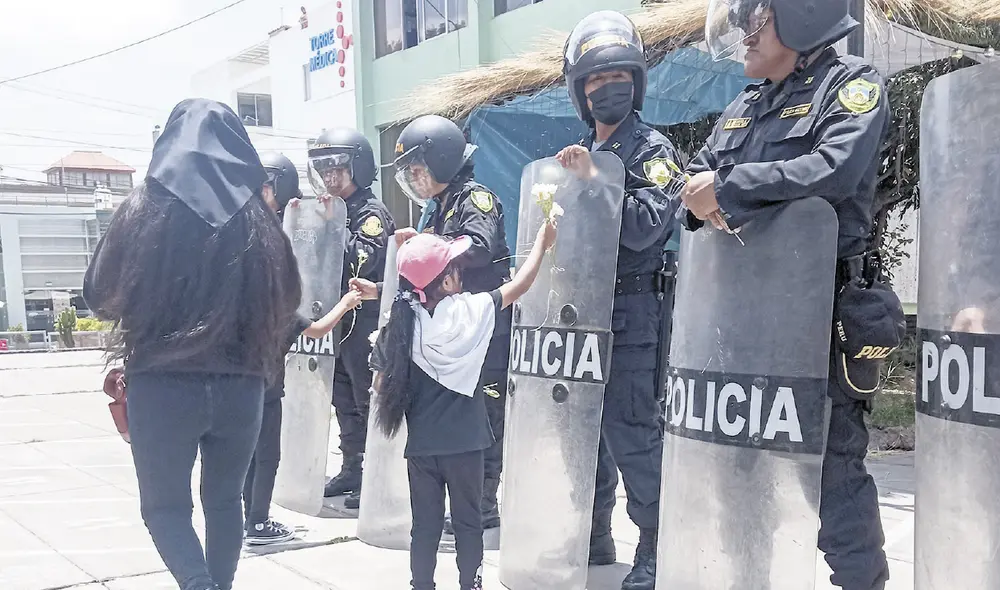 Llamado a la paz. Obreros pidieron a policías poner fin a los enfrentamientos. Foto: La República Llamado a la paz. Obreros pidieron a policías poner fin a los enfrentamientos. Foto: La República