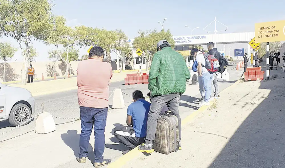 Espera. Pasajeros esperan reinicio de vuelos en Arequipa. Foto: La República Espera. Pasajeros esperan reinicio de vuelos en Arequipa. Foto: La República