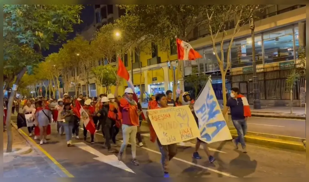 Los universitarios arribaron a Lima y marcharon cerca a la Plaza San Martín.