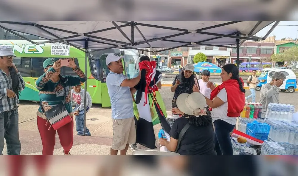 Ciudadanos en Tacna llevan donativos para manifestantes que viajan a Lima