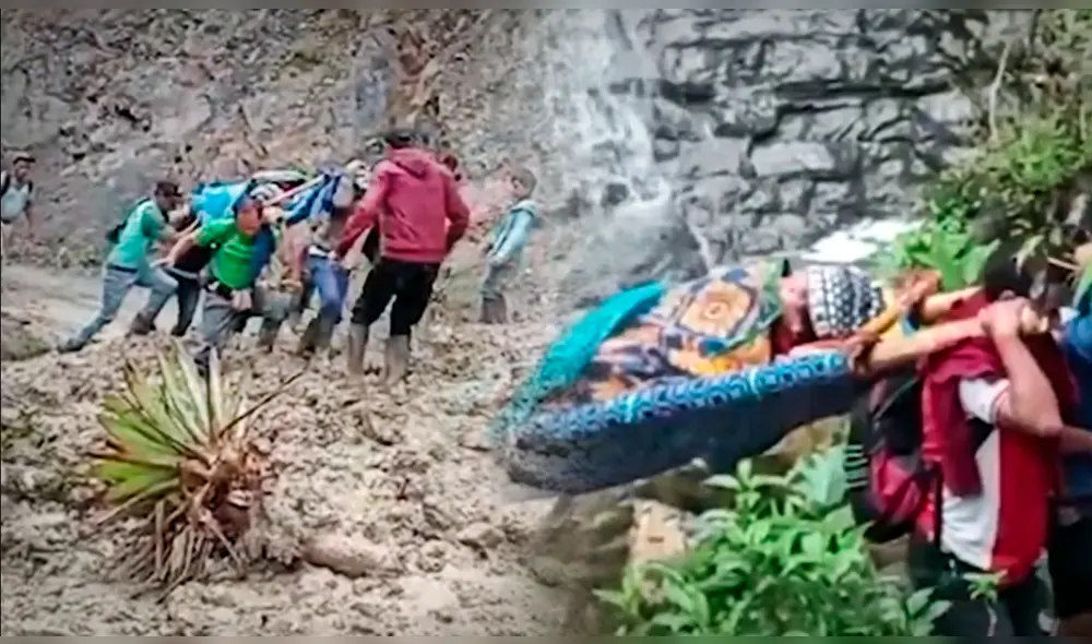 Los lugareños se unieron y apoyaron en el traslado de la mujer. Foto: composición de Jazmín Ceras/ La República/ Santa Mónica Radio Los lugareños se unieron y apoyaron en el traslado de la mujer. Foto: composición de Jazmín Ceras/ La República/ Santa Mónica Radio