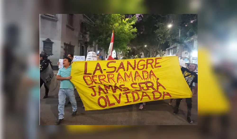 Exalumnos de universidades se sumaron a las protestas en Piura. Foto/Almendra Ruesta/URPI/LR