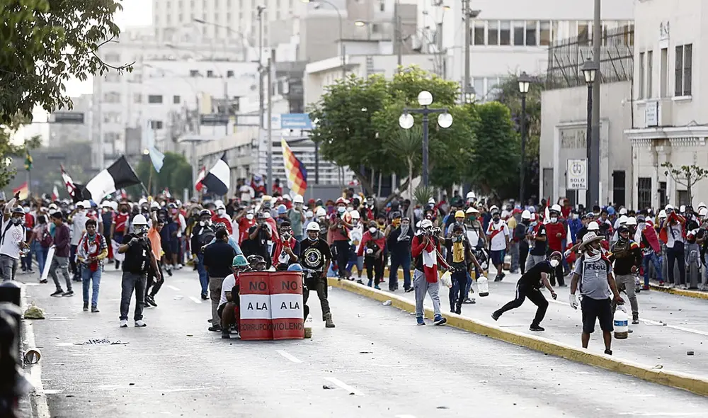 No les permitieron avanzar más allá de la plaza San Martín. Empieza el enfrentamiento. La inscripción en sus escudos no sirvió de mucho. Foto: Marco Cotrina/La República No les permitieron avanzar más allá de la plaza San Martín. Empieza el enfrentamiento. La inscripción en sus escudos no sirvió de mucho. Foto: Marco Cotrina/La República