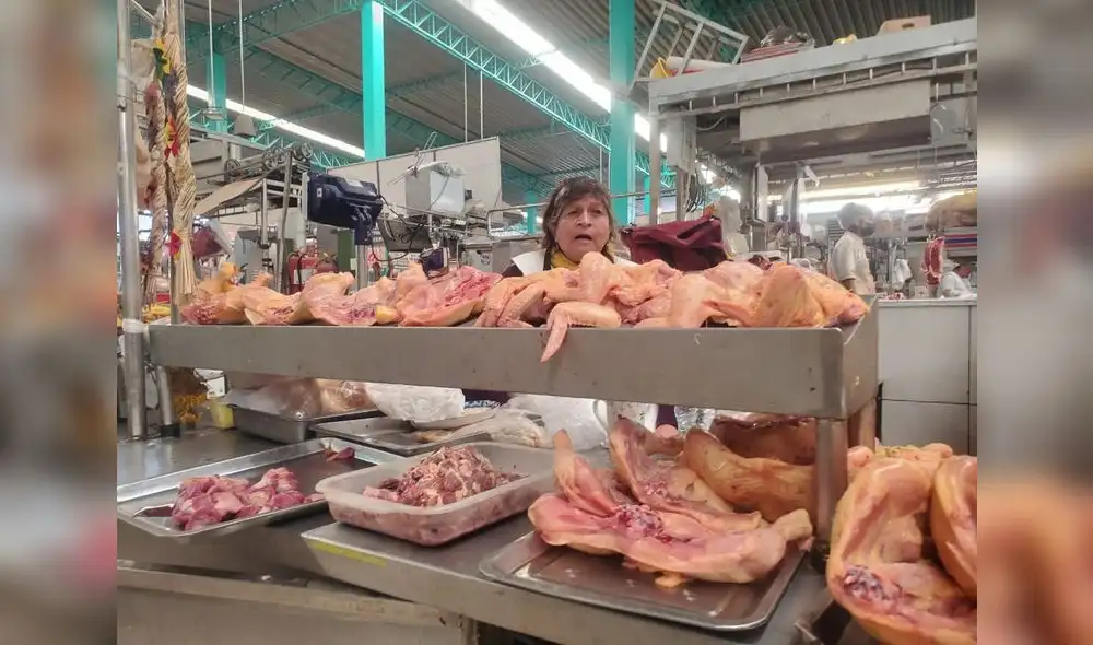 Desabastecimiento.  La carne de pollo faltará en las mesas populares debido a los bloqueos de las carreteras. Los insumos no llegan de Bolivia. Foto: La República