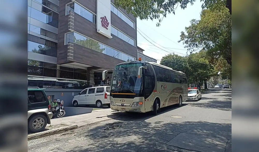 Ya estaban. Bus iba a trasladar a plantel a base de La Joya. Foto: La República Ya estaban. Bus iba a trasladar a plantel a base de La Joya. Foto: La República