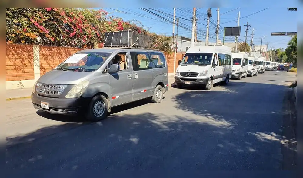 Marcha rodante de minivans en Arequipa. Foto: GLR