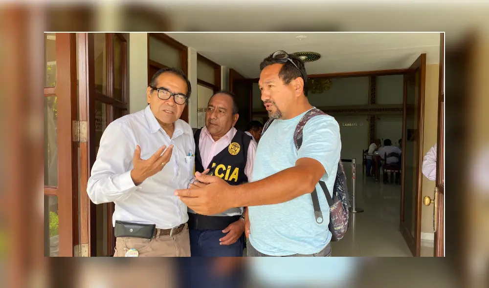 Juan Pablo Horna (izquierda) reclamó a los policías por este caso. Foto: difusión/Humberto Torres