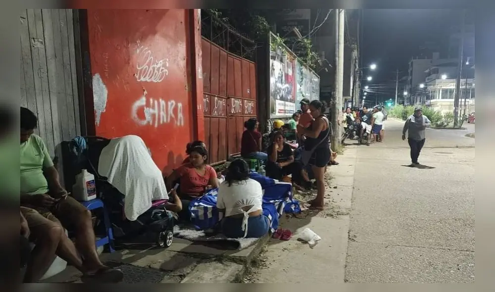 Colas. Conductores forman colas en grifos para abastecerse. Foto: La República Colas. Conductores forman colas en grifos para abastecerse. Foto: La República