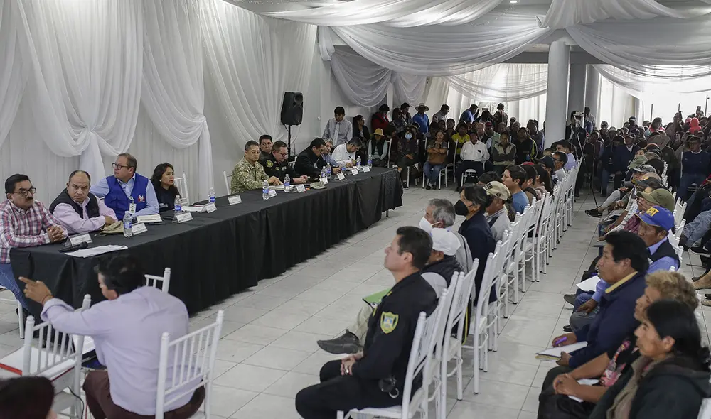¿Los engañaron? Según los dirigentes los convocaron a una reunión con el alcalde, sin embargo, aparecieron el jefe militar y policial para pedirles paz. Foto: Rodrigo Talavera/ La República