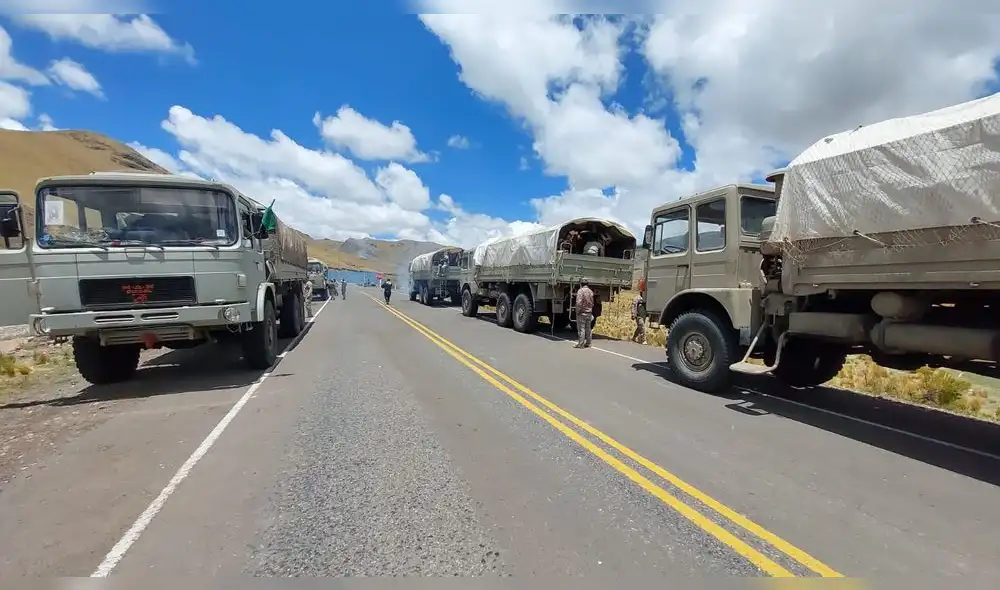 Detenidos. Vehículos del Ejército están parados en la vía de ingreso de Moquegua a Puno. Los militares se fueron a pie. Foto: La República Detenidos. Vehículos del Ejército están parados en la vía de ingreso de Moquegua a Puno. Los militares se fueron a pie. Foto: La República
