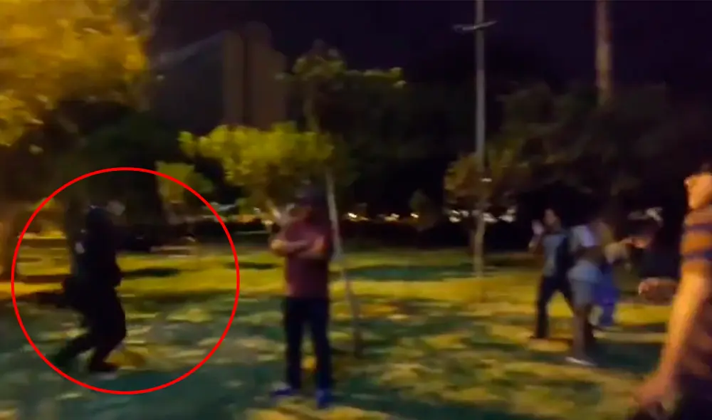 El agentes policial disparó perdigones contra el cuerpo de los manifestantes. Foto: difusión Twitter