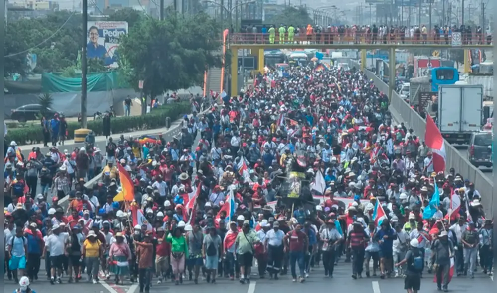 Cientos de manifestantes se dirigen hacia el Centro Histórico de Lima desde la zona norte de la capital.