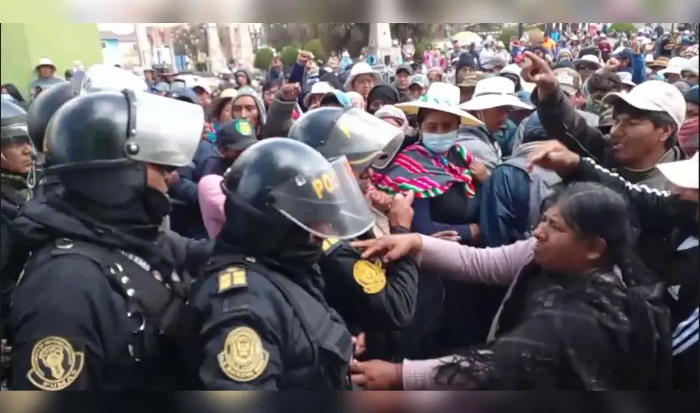 Puno. Comuneros de Laraqueri impidieron el paso de los policías por su distrito. Foto: Captura Radio Melodia Laraqueri