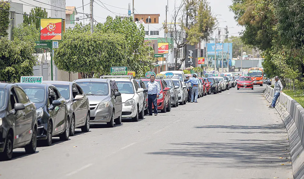 Largas colas. Este es el panorama que se ha empezado a ver en los grifos de Arequipa y otras regiones del sur ante el desabastecimiento de combustibles. Foto: Rodrigo Talavera/La República Largas colas. Este es el panorama que se ha empezado a ver en los grifos de Arequipa y otras regiones del sur ante el desabastecimiento de combustibles. Foto: Rodrigo Talavera/La República