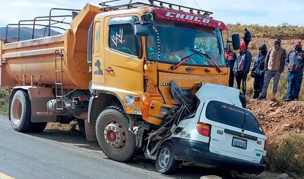 Fatal choque entre un camión y un auto, en el municipio de Sacaca, Oruro (Bolivia). Foto: APG Fatal choque entre un camión y un auto, en el municipio de Sacaca, Oruro (Bolivia). Foto: APG