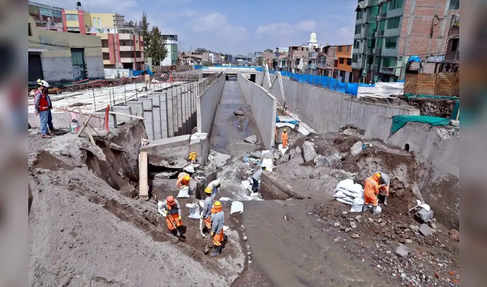 Agua. Se acumuló y llegó a 80 centímetros en el cauce. Foto: La República. Agua. Se acumuló y llegó a 80 centímetros en el cauce. Foto: La República.