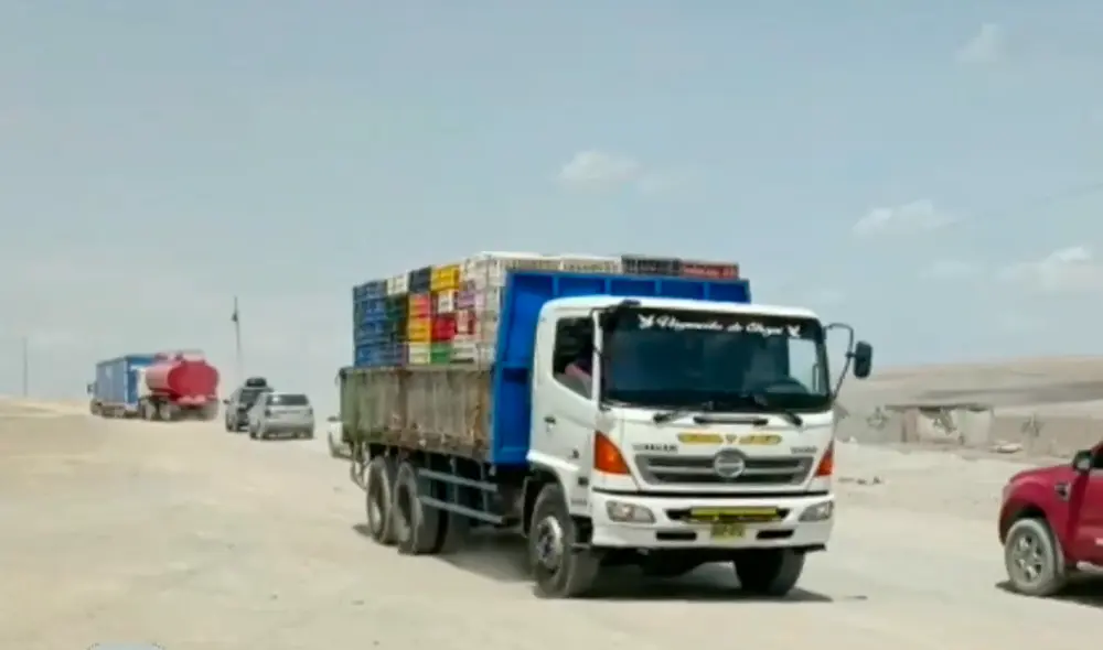 Kilómetros 263 y 290 de la Panamericana Sur permanecen bloqueadas. Foto: captura RPP Kilómetros 263 y 290 de la Panamericana Sur permanecen bloqueadas. Foto: captura RPP