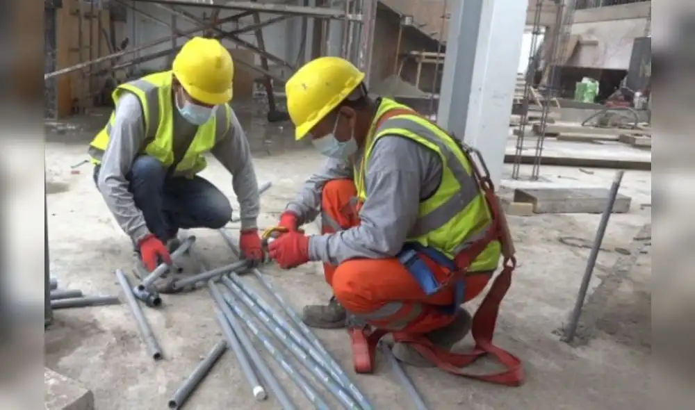 Los empleados de los sectores Minero (52,6%), Agropecuario (51%), Manufactura (32,3%), Construcción (31%), Comercio (22,5%) y Servicios (21,6%) son los más afectados. Foto: Andina