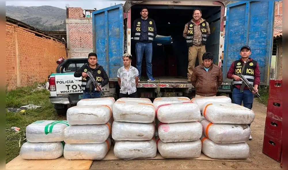 Droga estaba distribuida en 27 paquetes forrados con cinta de embalaje. Foto: Capuli Noticias Droga estaba distribuida en 27 paquetes forrados con cinta de embalaje. Foto: Capuli Noticias