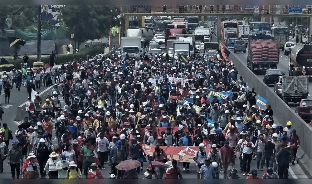Más de 1.000 manifestantes marcharon desde Puente Piedra hasta el Centro de Lima. Foto: Jessica Merino Salazar / La República Más de 1.000 manifestantes marcharon desde Puente Piedra hasta el Centro de Lima. Foto: Jessica Merino Salazar / La República