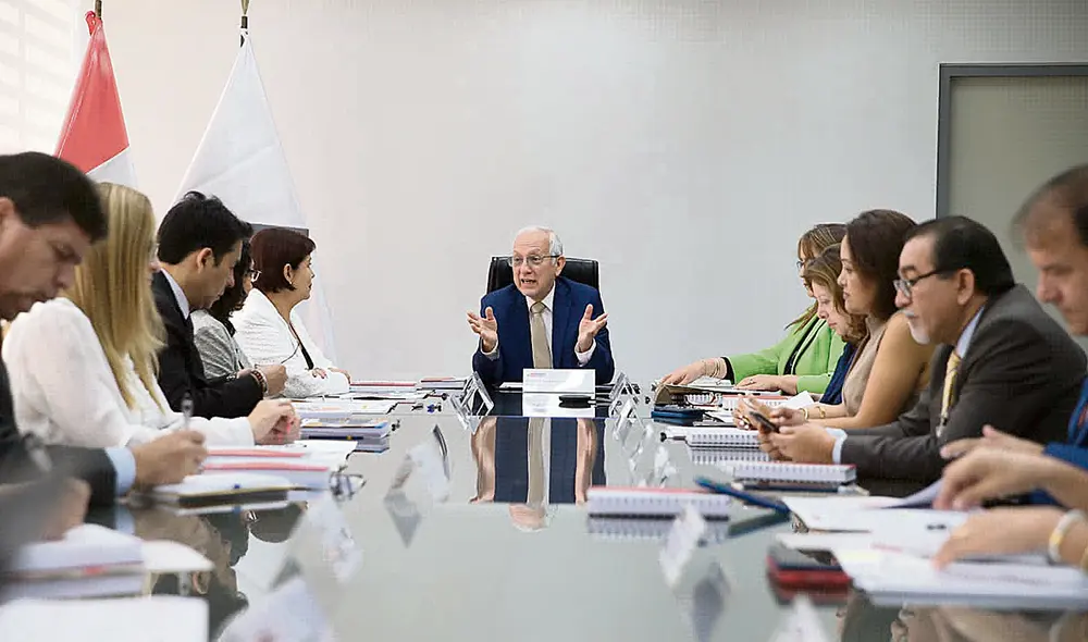 Gestos. El ministro Óscar Becerra decidió modificar la conformación del CNE. Este cambio, a decir de varios expertos, afecta las políticas educativas y resta autonomía al ente consultivo. Foto: difusión Gestos. El ministro Óscar Becerra decidió modificar la conformación del CNE. Este cambio, a decir de varios expertos, afecta las políticas educativas y resta autonomía al ente consultivo. Foto: difusión