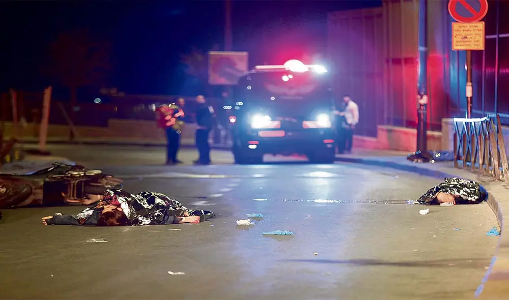 Otra masacre. Los cadáveres de ciudadanos israelíes yacen en la pista contigua a la sinagoga donde se produjo el atentado. Foto: EFE