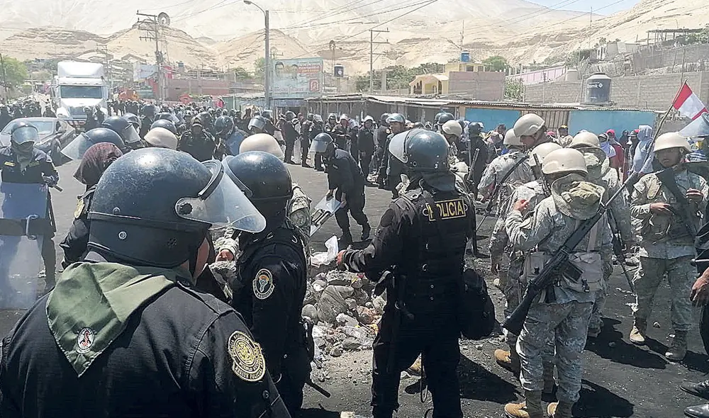 Acción conjunta. La limpieza de carreteras empezó en Arequipa. Policías y soldados retiraron las piedras con que fue, a modo de protesta, obstruido el tránsito vehicular en el puente Camaná. Foto: difusión