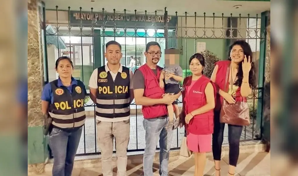 Agentes de la PNP entregan al menor a su familia materna. Agentes de la PNP entregan al menor a su familia materna.